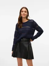 Sweater azul marino de punto calado con cuello redondo y mangas largas.