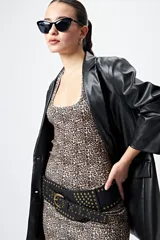 Vestido corto negro de punto acanalado, con escote halter y espalda descubierta.