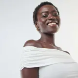 Top blanco de viscosa con escote bardot y mangas cortas.