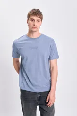 Remera de manga corta color celeste con estampa frontal con la frase "The ocean is both calm and wild".