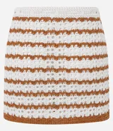 Minifalda de playa tejida a crochet con rayas horizontales en tonos beige y marrón.