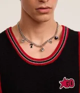 Collar de metal plateado con cadena de eslabones gruesos y dijes colgantes con motivos de casino: dados, cartas, tréboles y número 7.
