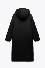 Anorak largo negro resistente al agua y al viento, con aislamiento térmico, cuello alto con capucha ajustable, bolsillos con cremallera, acolchado interior, tirantes elásticos y cremalleras laterales en el bajo.