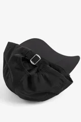 Gorra de nylon negra con ojales bordados y ribete blanco en la visera. Tiene trabilla ajustable con cierre de metal en la parte trasera y cinta antitranspirante de algodón.