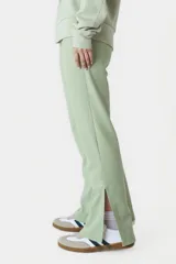 Pantalón Lia color verde claro de corte recto con aberturas en el ruedo.