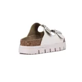 Sandalias blancas con plataforma, dos tiras anchas con hebillas plateadas y plantilla de corcho.