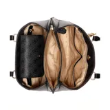 Cartera mediana negra de Guess con textura estampada y detalles metálicos.