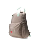 Mochila color beige con estampado de la frase "red lipstick and glossy brain" y un corazón rojo. Tiene asas superiores y tirantes ajustables en color verde agua, bolsillo frontal con cierre y herrajes plateados.
