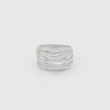 Anillo ancho de plata 925 con diseño de múltiples líneas horizontales.