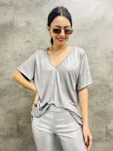 Blusa metalizada sin mangas, con escote en V y ajuste holgado.