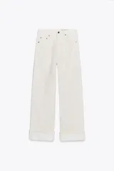 Pantalón de jean color crudo, de corte ancho, tiro bajo y con botamangas dobladas.