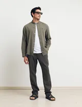 Camisa de lino color beige, de cuello mao y manga larga.