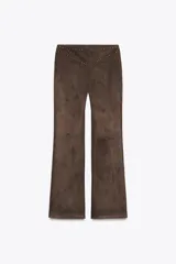 Pantalón marrón acampanado de tiro alto confeccionado en tejido efecto ante con detalle de tachas en la cintura.