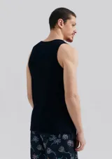 Musculosa ajustada de hombre, color beige, con tejido acanalado (ribbed).