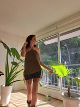 Top negro con breteles finos y flecos en el ruedo.