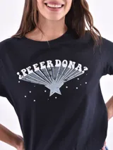 Remera lila con estampado frontal con la frase "Gracias por nada".