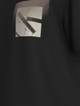 Remera negra de algodón regenerado con cuello redondo y manga corta. Estampado frontal con el monograma de Calvin Klein Jeans enmarcado en un recuadro gris.