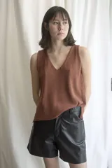 Short negro de cuero napa, tiro alto, con bolsillos delanteros y traseros.