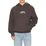 Canguro negro con capucha, cordones ajustables, bolsillo tipo canguro y logo bordado en el pecho.