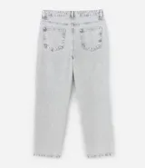 Pantalón baggy jeans color gris claro, con cierre de botón y cremallera, y bolsillos laterales y traseros.