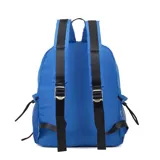 Mochila de tela color beige con estampado de labios en relieve. Tiene un bolsillo frontal con cierre, dos bolsillos laterales de red y un parche con el logo de la marca.