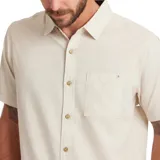 Camisa manga corta color beige, con cuello clásico, cierre con botones y bolsillo en el pecho. Corte recto. Marca Roark, modelo Made To Fade.
