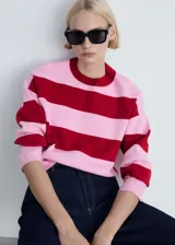 Jersey de punto fino con estampado de rayas horizontales en color rosa y rojo. Tiene cuello redondo, manga larga y terminaciones en canalé.