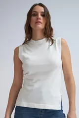 Musculosa blanca de tejido de punto con cuello alto y aberturas laterales.
