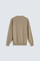 Jersey de hombre regular fit, color negro, tejido en hilatura de lana cashmere. Cuello redondo y manga larga con terminaciones en rib.