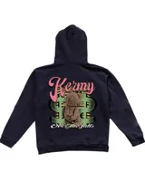 Buzo negro con capucha y cordones ajustables. Estampado en la espalda con el nombre "Kermy" en rosa, un oso de peluche marrón y símbolos de dólar en verde.