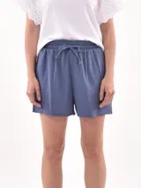 Short color verde con textura arrugada, cintura elástica con cordón ajustable y bolsillos laterales.