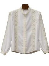 Blusa blanca de cuello alto con detalles de encaje en el frente, mangas y puños. Tiene mangas largas y cierre frontal con botones.