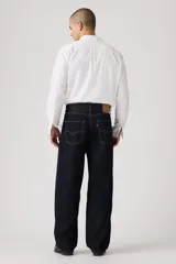 Pantalón de jean azul oscuro, corte amplio, con bolsillos delanteros y traseros.