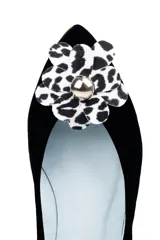 Bailarinas negras de terciopelo de seda, con detalle de flor de piel con estampado blanco y negro y chincheta plateada.