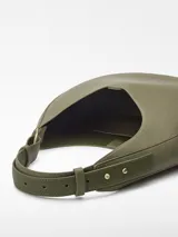Bolso hobo grande color marrón con textura granulada. Tiene un compartimento con cierre magnético, un bolsillo interior y asa corta regulable.