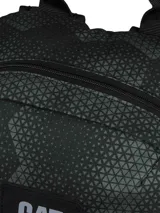 Mochila azul con estampado geométrico, logo de la marca en el frente, tirantes ajustables de malla elástica, bolsillo portaobjetos y ranuras para bolígrafos en el compartimento principal, compartimento trasero con bolsillo acolchado para portátil y cierre de cremallera.