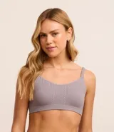 Soutien modelo top, hecho en microfibra color lila. Prenda sin relleno, con aro, sin costura y con textura acanalada/trenzas.