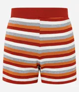 Short de punto con estampado de rayas horizontales en tonos rojo, naranja, gris y blanco. Tiene cintura elástica y corte regular.