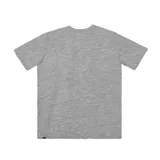 Remera azul marino de corte recto y manga corta, con un escudo estampado en el pecho y el logo de Caterpillar en la parte inferior.