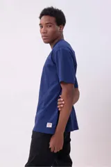 Remera color beige de corte recto y mangas cortas.