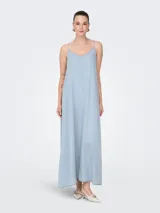 Vestido largo celeste de denim con breteles finos y escote en V.