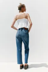 Jeans tobilleros de tiro alto color celeste, corte recto y cinco bolsillos.