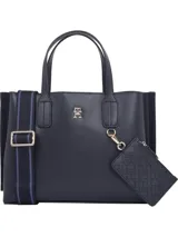 Cartera tote compacta Tommy Hilfiger color azul marino, con acabado liso y logo TH en relieve. Incluye monedero extraíble con cremallera, doble asa superior y correa tejida ajustable y extraíble.