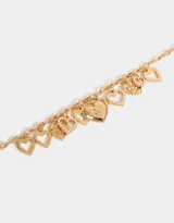 Collar dorado con cadena de eslabones y dijes de corazones, algunos con detalles de perlas y otros con diseño de abeja.