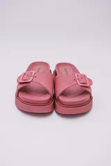 Sandalias negras de plataforma con hebilla ajustable y suela track.