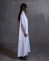 Camisa larga tipo vestido en poplin blanco, con mangas largas y cierre frontal completo.