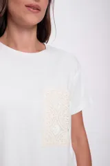Remera blanca de algodón con bolsillo de crochet en el pecho.