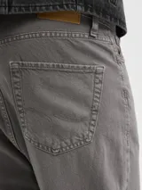 Jean de calce baggy de tiro alto, color gris. Diseño clásico de cinco bolsillos y cierre con botones. Pierna ancha desde el muslo hasta el ruedo para un fit relajado y actual. Lavado suave para mayor comodidad y acabado limpio. Marca Jack & Jones.