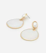 Aros colgantes con base redondeada y colgante perlado con colgante redondo con efecto nácar y borde dorado.