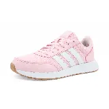 Championes Adidas Run50s color rosa con las tres tiras blancas a los costados. Suela blanca con base marrón.